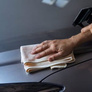 Une voiture qui se fait polir