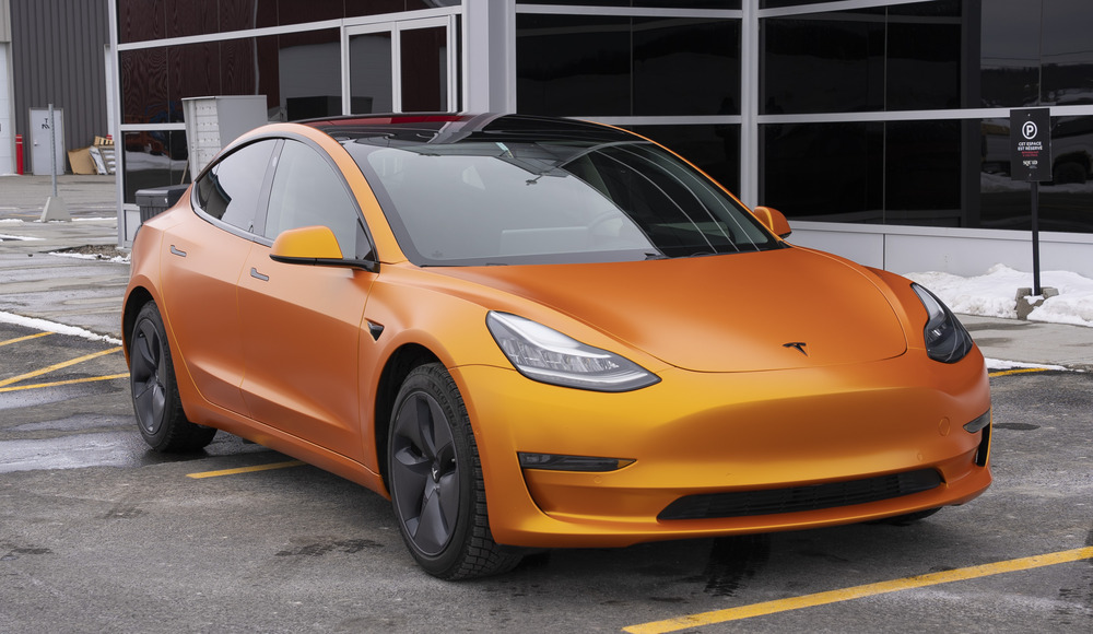 Une Tesla orange