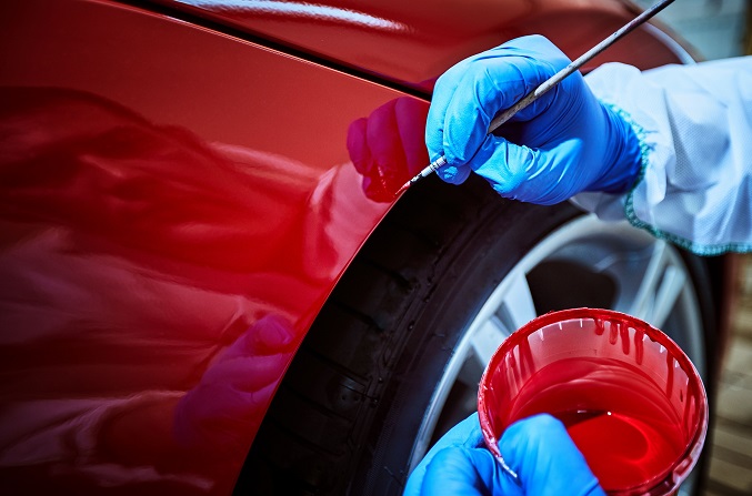 Voiture rouge en trtain de se faire rettoucher la peinture
