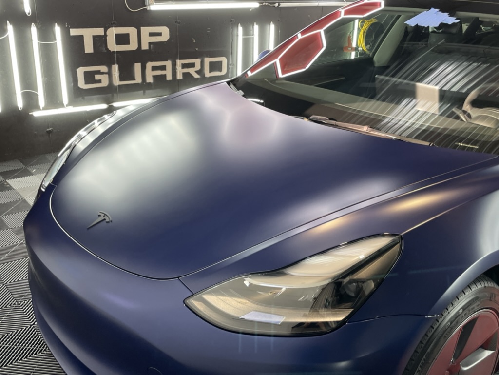 Le devant d'une Tesla avec un wrap de couleur